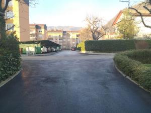 Preplastitev delov ulice Na hribih, foto MČC-1800